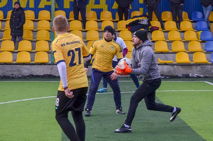 Group of people playing mini football Группа людей играющих в мини-футбол