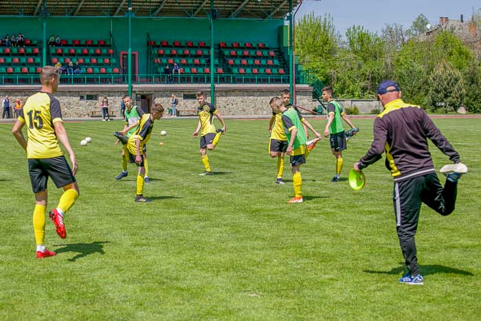 Group of people playing mini football Группа людей играющих в мини-футбол