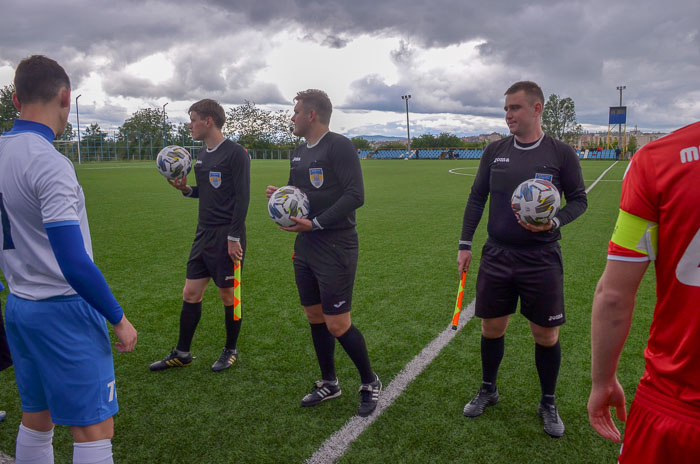 Group of people playing mini football Группа людей играющих в мини-футбол