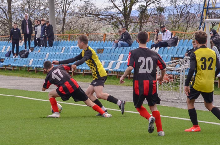 Group of people playing mini football Группа людей играющих в мини-футбол