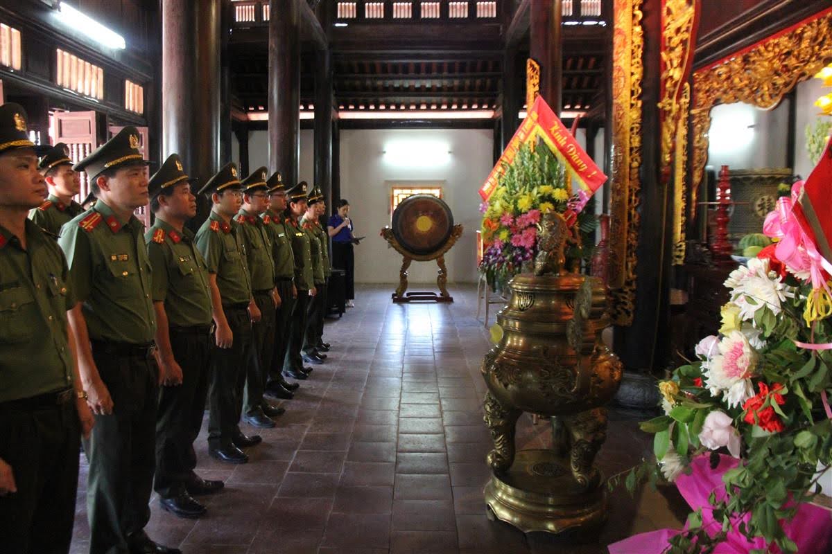 Đoàn Thanh niên, Hội phụ nữ  Khối XDLL Công an tỉnh Nghệ An dâng hương, dâng hoa tại Khu Di tích Xô viết Nghệ Tĩnh, huyện Hưng Nguyên.