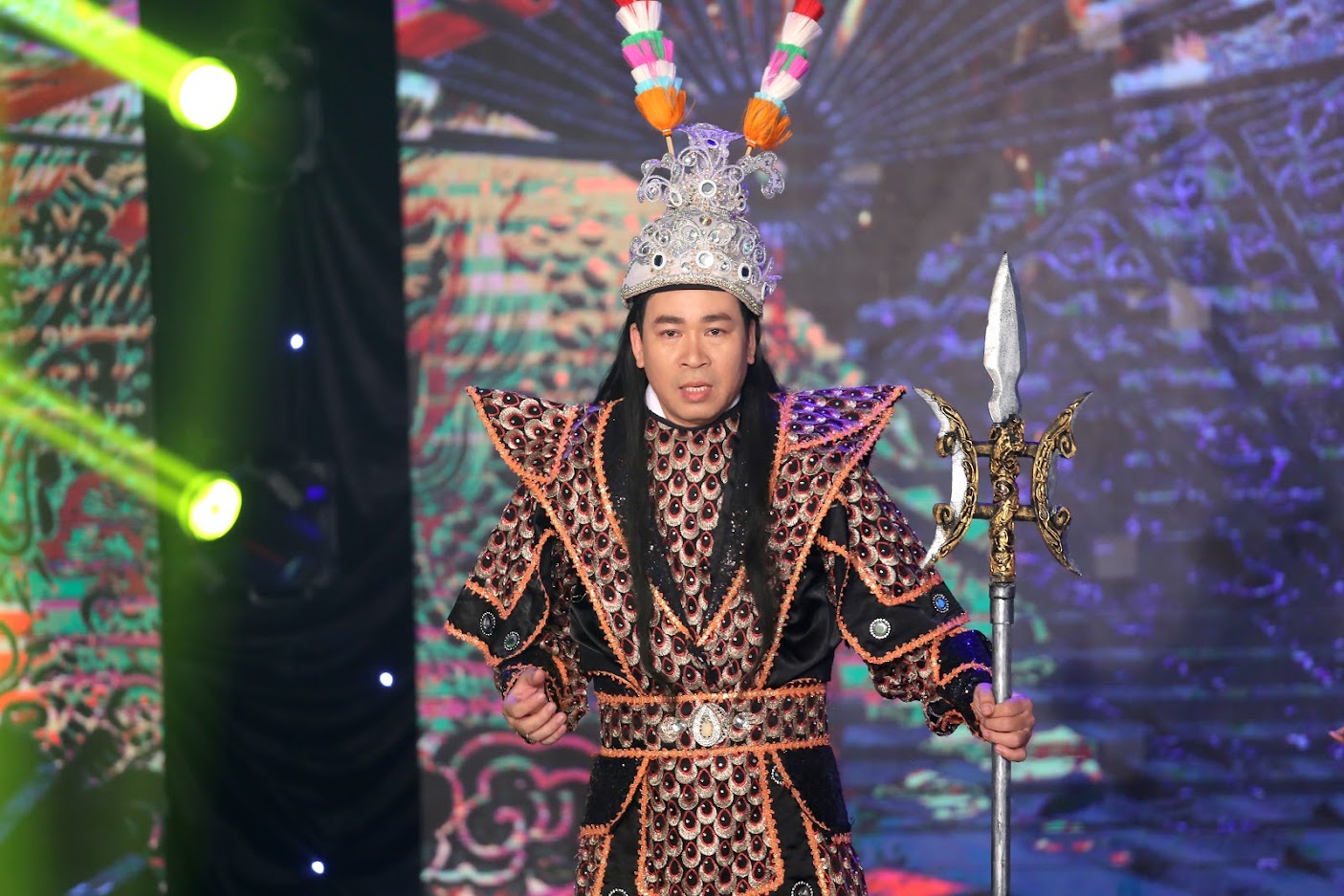 CA SĨ MICHAEL LANG VỚI TRANG PHỤC CỔ TRANG LẠ