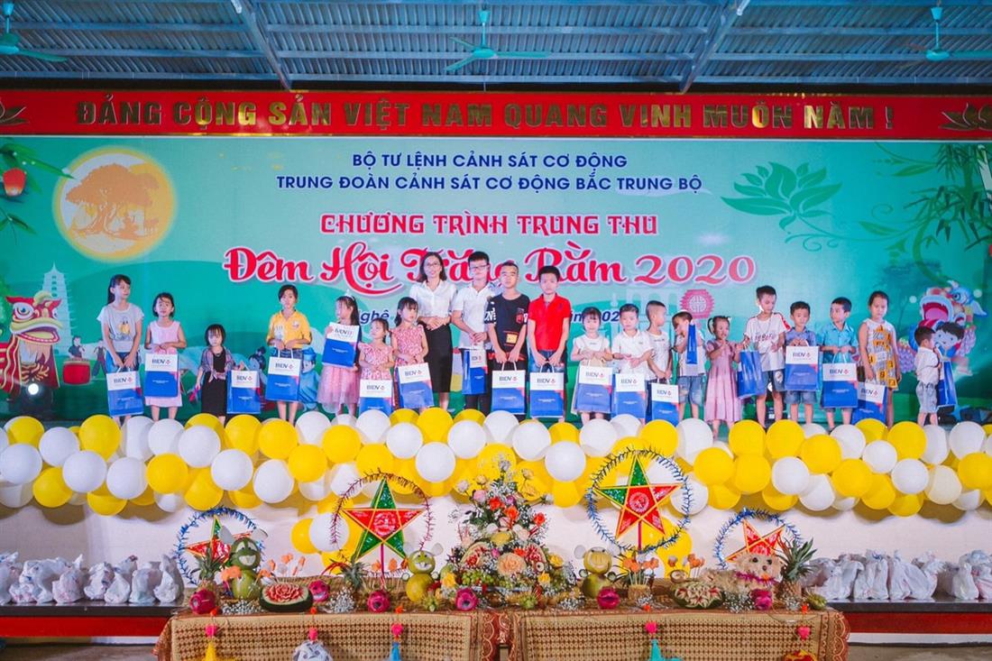 Đại diện Ngân hàng BIDV chi nhánh Nghệ An tặng quà cho các cháu