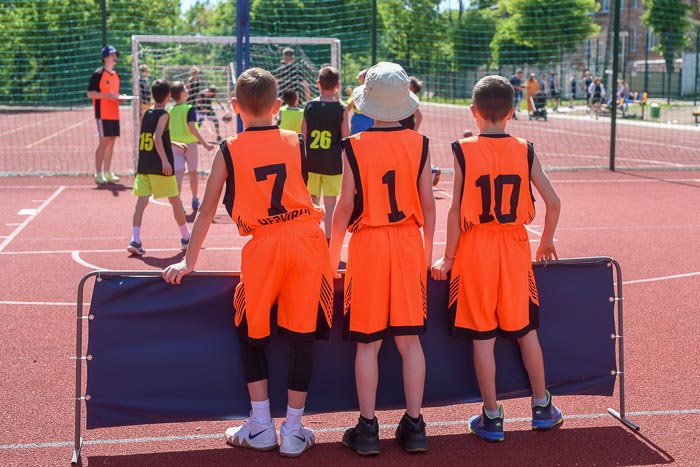 Group of people playing basketball Группа людей играющих в баскетбол