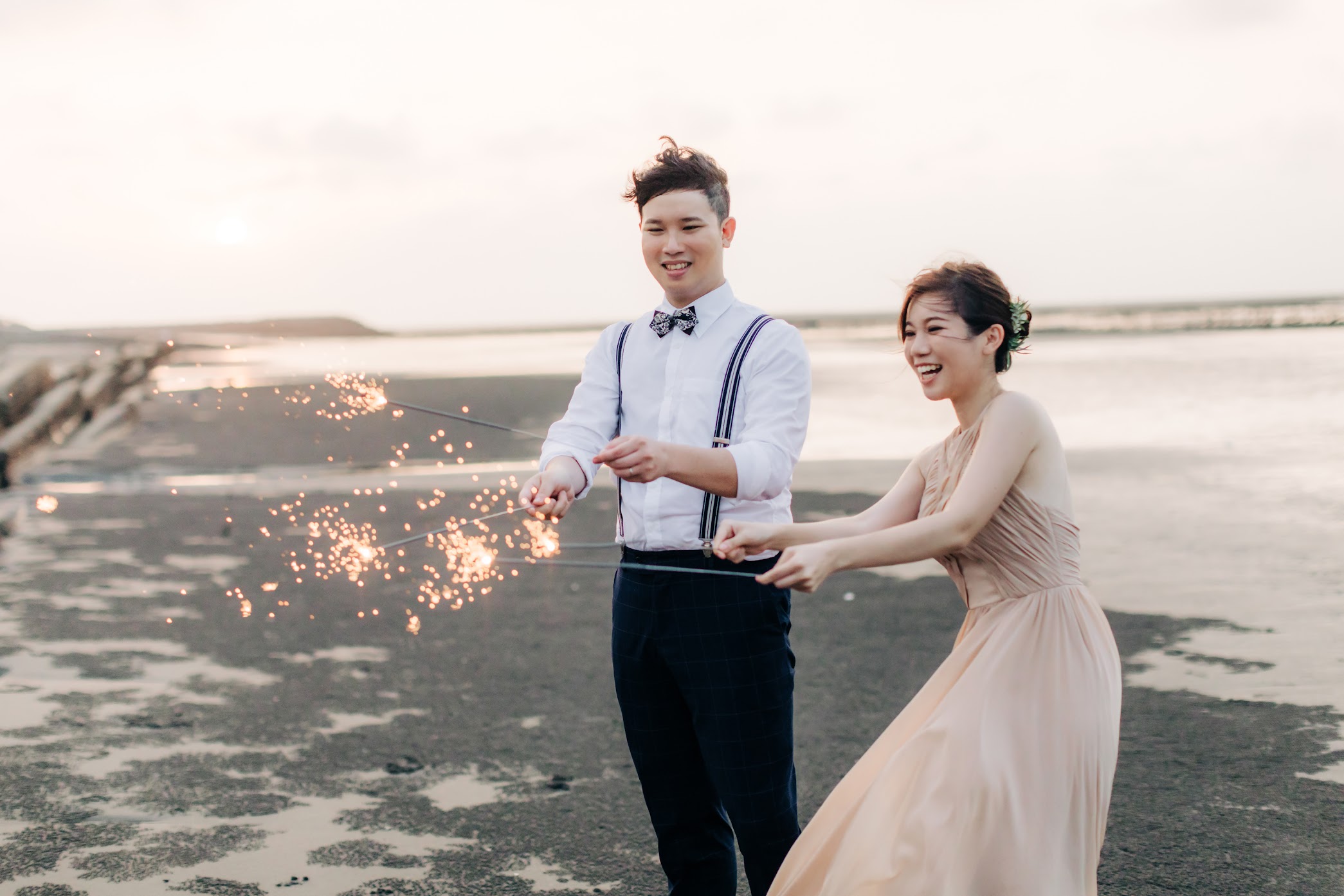 生活感婚紗 | Pei + Bowei Engagement | 生活感的美式逐光婚紗 生活感婚紗 / 日常 生活 寫真 / 美式婚紗婚禮 / 生活照 , 今年秋天,我們在搖籃婚紗 ,為Pei&Bowei拍攝了這組 生活感 便服 婚紗 ,他們一起在廚房製作點心，拍攝相當順利。這是一次非常深刻的 日常 便服婚紗 寫真 拍攝經驗,而下午我們再前往彰濱海邊,為他們拍攝AG專屬的 逐光 美式 婚紗。