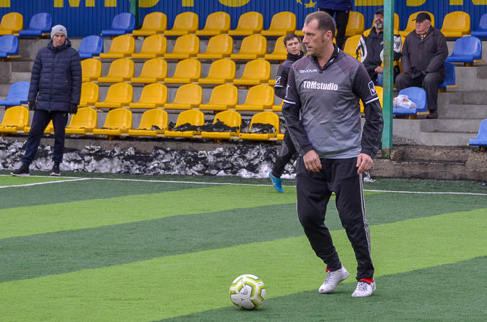 Group of people playing mini football Группа людей играющих в мини-футбол