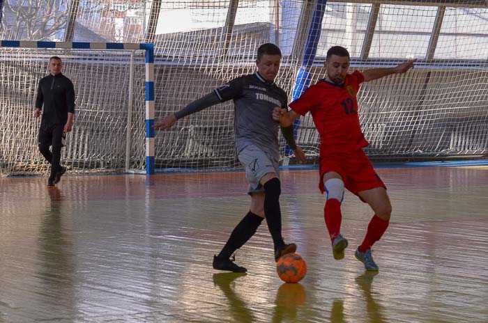 Group of people playing futsal Группа людей играющих в футзал