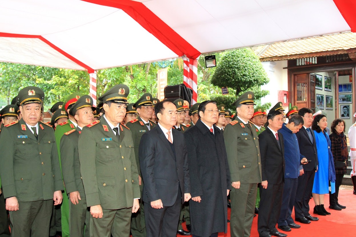 Nhân kỷ niệm 105 năm ngày sinh đồng chí Trần Quốc Hoàn (23/1/1916 - 23/1-2021), nguyên Ủy viên Bộ Chính trị, Bí thư Trung ương Đảng, Bộ trưởng Bộ Công an, ngày 8/1, Đoàn đại biểu Bộ Công an, Ban Nội chính Trung ương, lãnh đạo tỉnh Nghệ An và Công an tỉnh Nghệ An đã tổ chức lễ dâng hoa, dâng hương tại Nhà tưởng niệm của đồng chí ở xã Trung Phúc Cường.