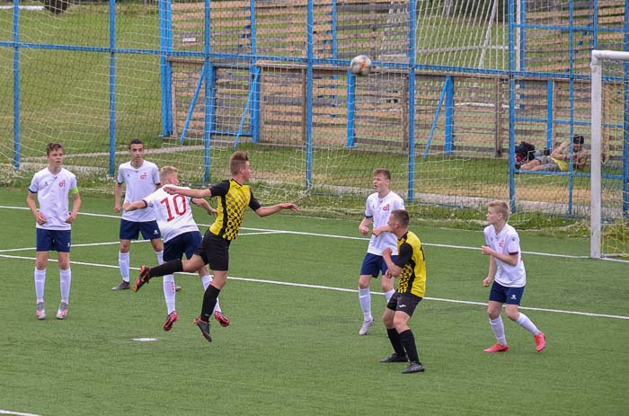 Group of people playing mini football Группа людей играющих в мини-футбол