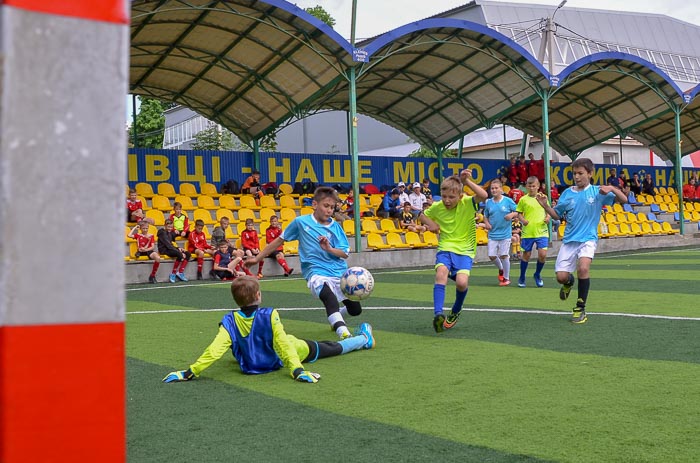 Group of people playing mini football Группа людей играющих в мини-футбол