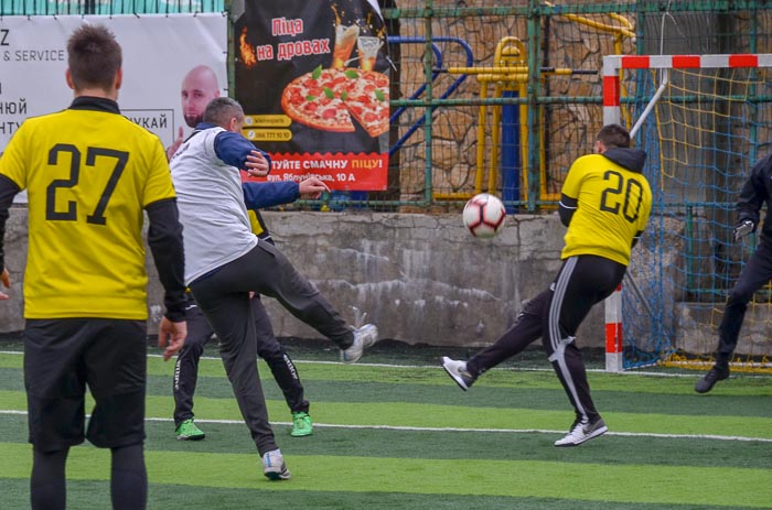 Group of people playing mini football Группа людей играющих в мини-футбол