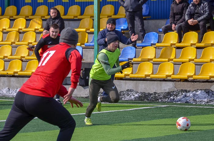 Group of people playing mini football Группа людей играющих в мини-футбол