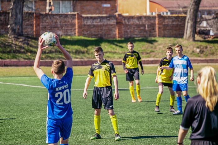 Group of people playing mini football Группа людей играющих в мини-футбол