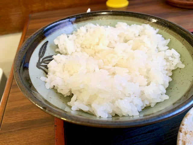 大きめの茶碗に盛られたゴハン