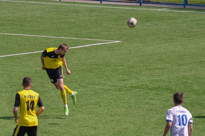 Group of people playing mini football Группа людей играющих в мини-футбол