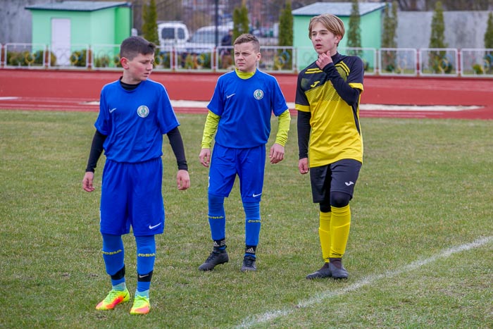 Group of people playing mini football Группа людей играющих в мини-футбол