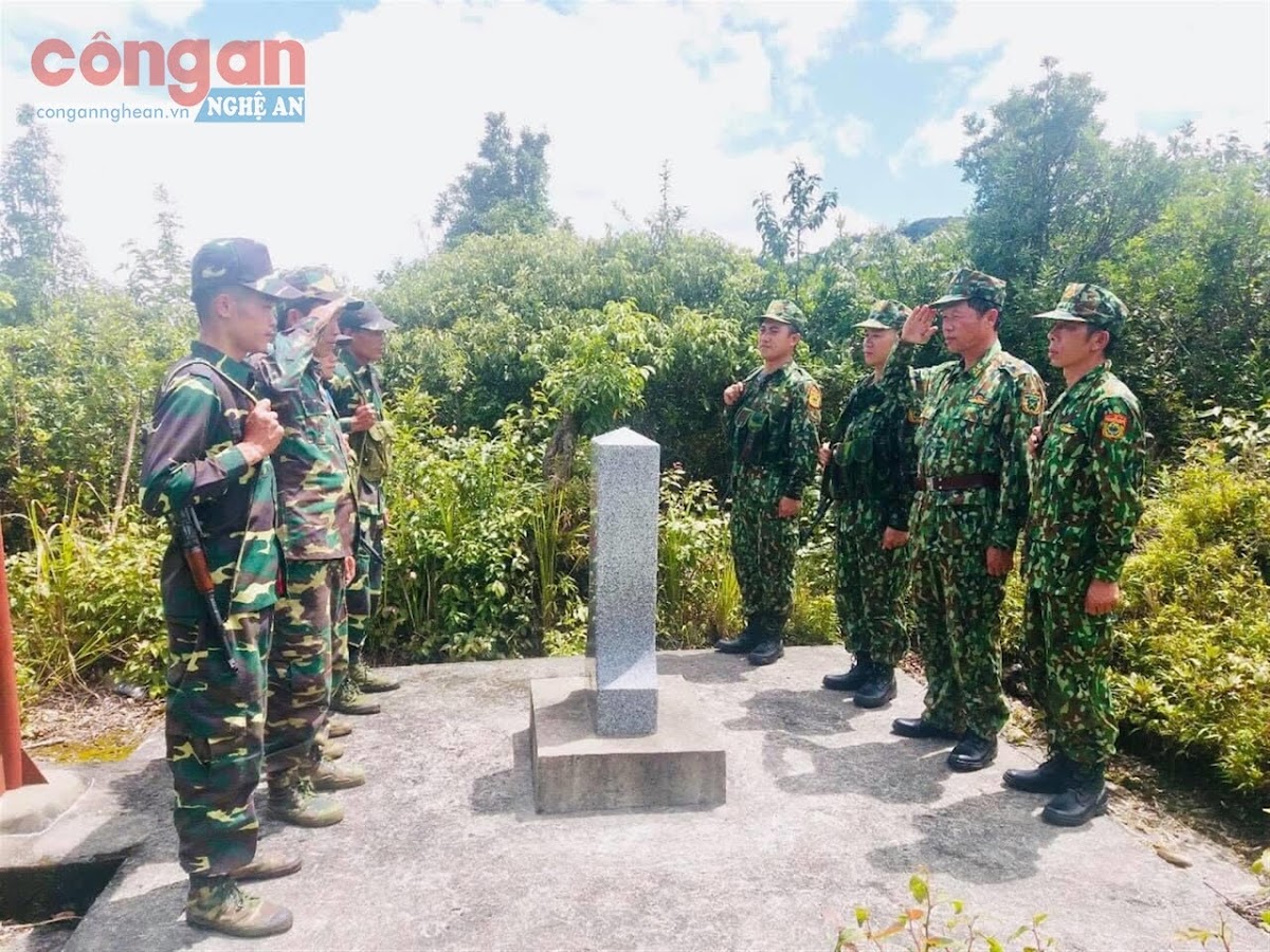 Đồn Biên phòng Thông Thụ, Bộ đội Biên phòng Nghệ An phối hợp  với Đại đội Biên phòng 216, Bộ Chỉ huy Quân sự tỉnh Hủa Phăn (Lào)  tổ chức tuần tra song phương bảo vệ biên giới