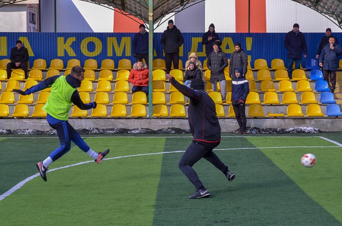 Group of people playing mini football Группа людей играющих в мини-футбол