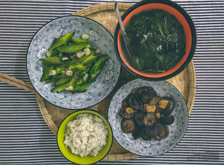 Một bữa cơm thuần chay: nấm đông cô kho gừng, đậu rồng xào tỏi, canh rau tập tàng nấu rong biển