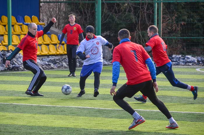 Group of people playing mini football Группа людей играющих в мини-футбол