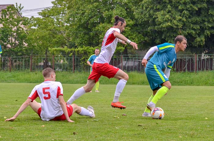 Group of people playing mini football Группа людей играющих в мини-футбол