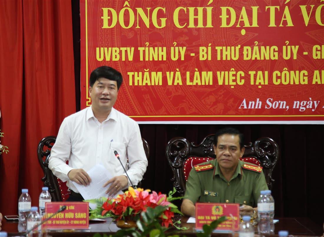 Đồng chí Trần Hồng Sáng, Tỉnh uỷ viên, Bí thư Huyện uỷ đánh giá cao kết quả các mặt công tác Công an huyện Anh Sơn đạt được trong thời gian qua.