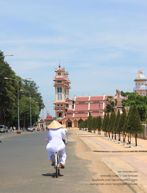 Một buổi lễ chính ở Tòa Thánh Cao Đài Tây Ninh vào năm 2012