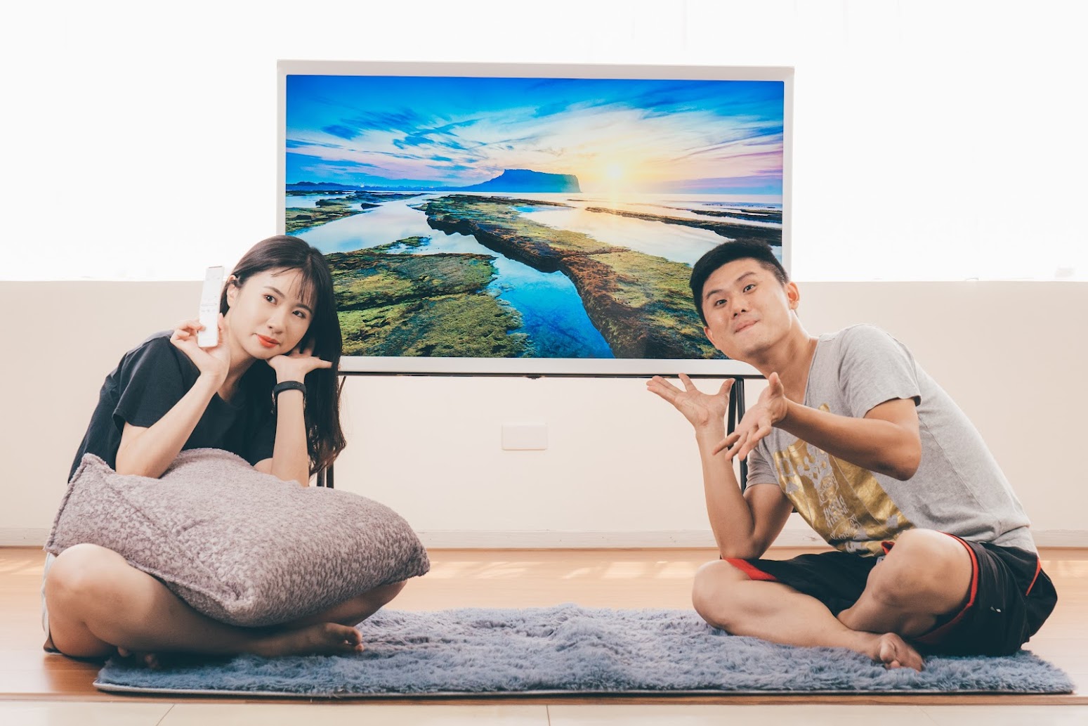 設計屬於自己的居家生活「Samsung Lifestyle TV」4K 量子電視開箱評測｜The Serif 風格電視、The Sero 翻轉電視、iF 產品設計獎、無線電視、QLED / FreeSync / eARC｜科技狗 - 100% DCI-P3, 100% 色域空間, 10bit, 10ms反應時間, 43 吋電視, 49 吋電視, 4K, 600nit, 60Hz, Dolby Digital Plus, eARC, Freesync, HDR, HDR10, HLG, iF 產品設計獎, QLED, Samsung, Samsung Lifestyle TV, Smart TV, The Serif, The Serif 風格電視, The Sero, The Sero 翻轉電視, Tizen, True Sound, TV, UHD, VA面板, 三星, 側入式背光, 喇叭, 揚聲器, 智慧電視, 無線電視, 量子電視, 顯示器 - 科技狗 3C DOG