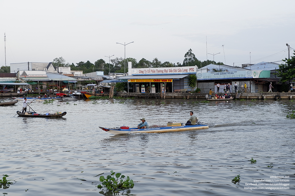 Sớm mai trên chợ nổi Ngã Năm Sóc Trăng