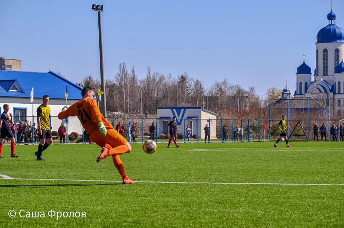 Group of people playing mini football Группа людей играющих в мини-футбол