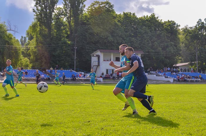 Group of people playing mini football Группа людей играющих в мини-футбол