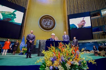 Feierliche Zeremonie auf dem Podium.