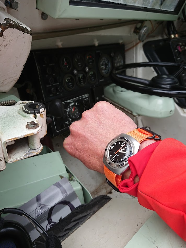 Requête wristshots d'Amphibia 090 pour comparer ACtC-3cq2Wx-vDJajHOAI7hfM5b0-d51qbi4RLAVux3HWsiSmu_ZVT09Toof8o6mIm5I8wkUXqzdKrS5pa6ExC2jxB9CvRuwX3y-xT20kPq0U864rIx0wTZyyU1uABkIB4jFe1juPAIWS0rrefK-SPutsAUdYA=w713-h950-no?authuser=0