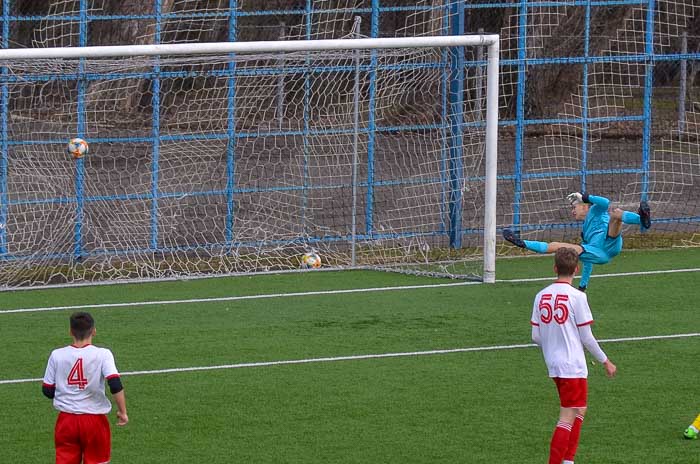 Group of people playing football Группа людей играющих в футбол