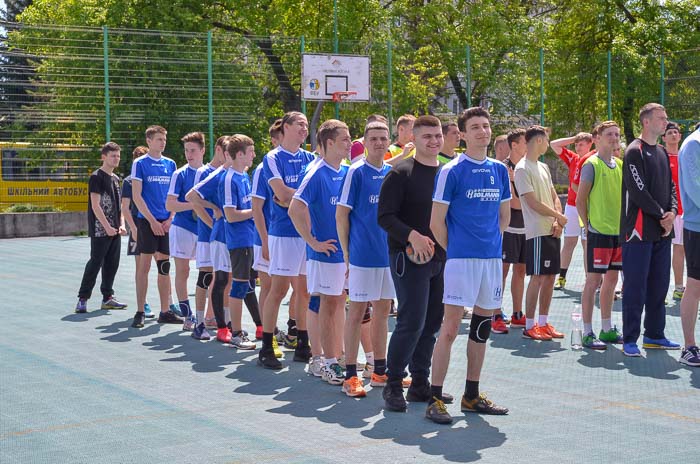 Group of people playing volleyball Группа людей играющих в волейбол