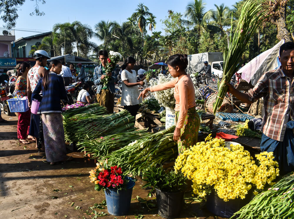 flowershop in dala market yangon.jpg g