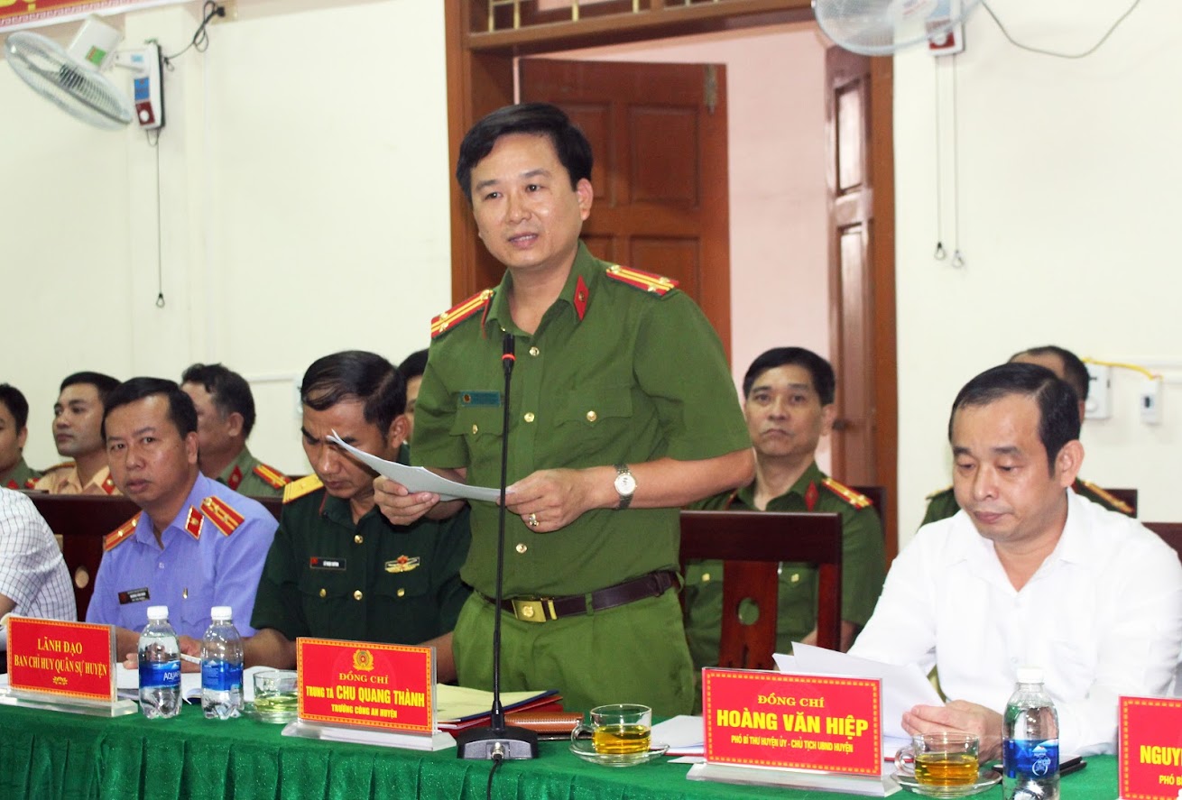 Trung tá Chu Quang Thành, Trưởng Công an huyện Đô Lươpng báo cáo một số kết quả công tác trong thời gian qua