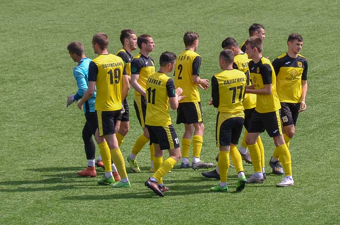 Group of people playing mini football Группа людей играющих в мини-футбол