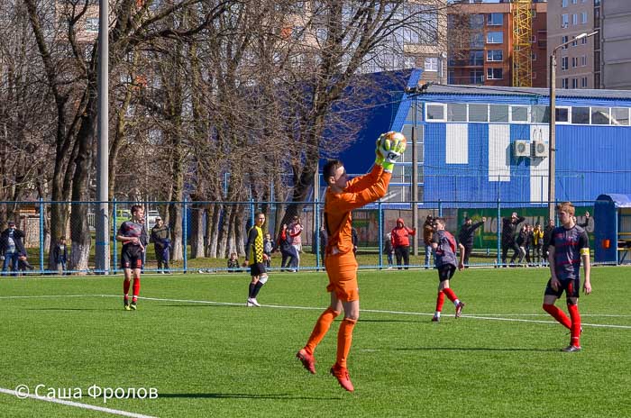 Group of people playing mini football Группа людей играющих в мини-футбол