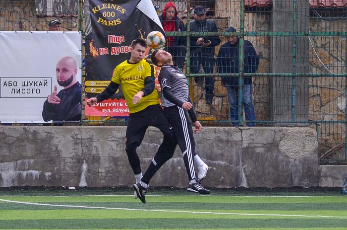 Group of people playing mini football Группа людей играющих в мини-футбол