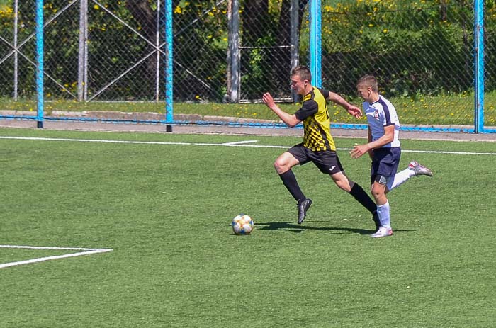 Group of people playing mini football Группа людей играющих в мини-футбол