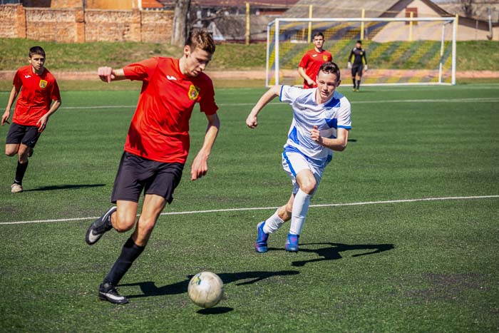 Group of people playing mini football Группа людей играющих в мини-футбол