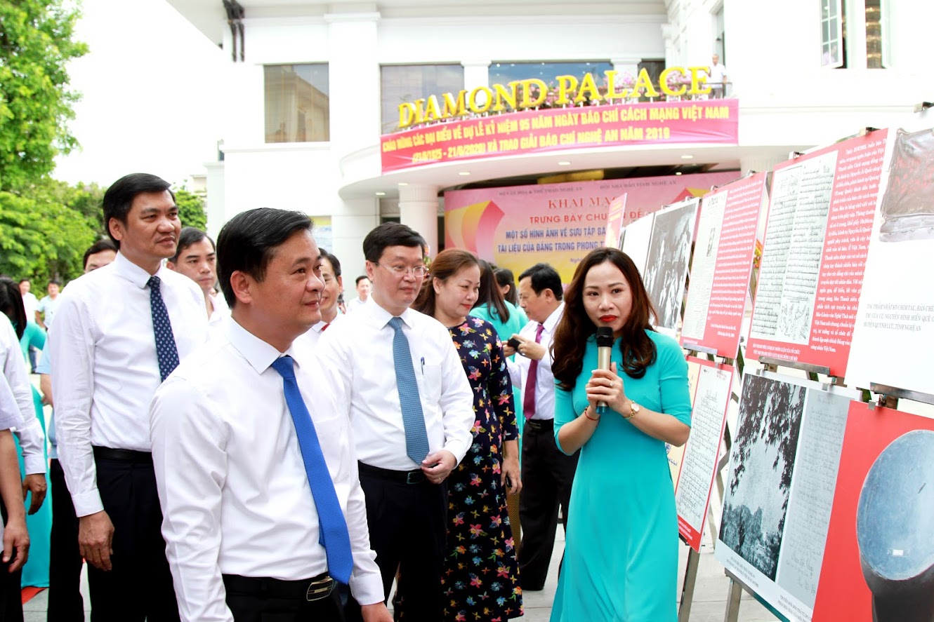  Các đồng chí lãnh đạo tỉnh tham quan trưng bày chuyên đề: “Một số hình ảnh về sưu tập báo chí, truyền đơn, tài liệu của Đảng trong phong trào Xô viết Nghệ Tĩnh”.