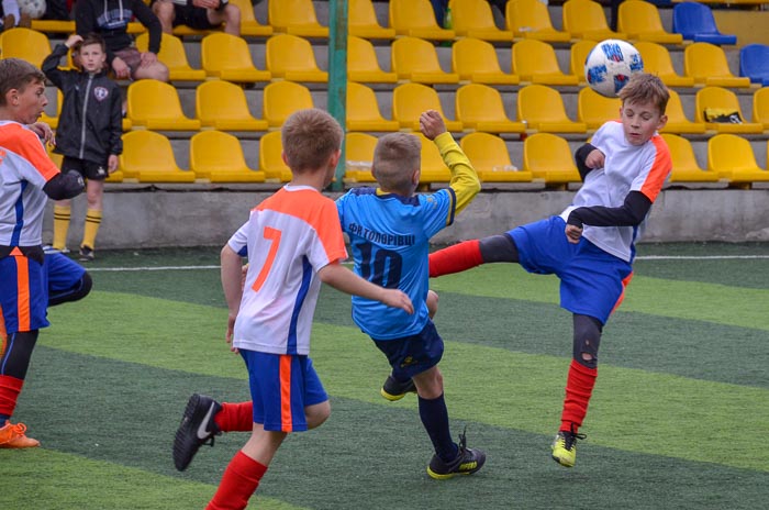 Group of people playing mini football Группа людей играющих в мини-футбол