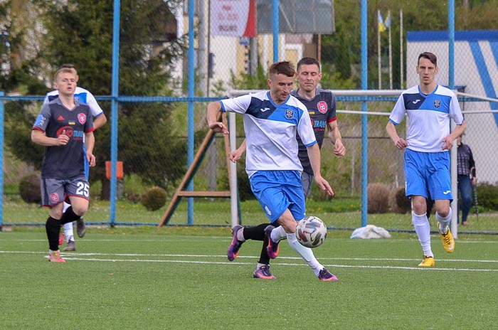 Group of people playing mini football Группа людей играющих в мини-футбол