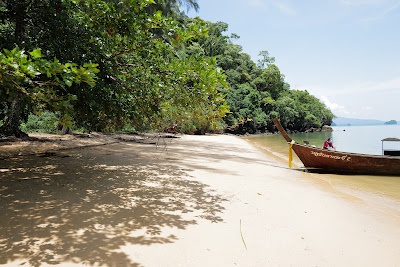 Relax the small beach of Hat Makham