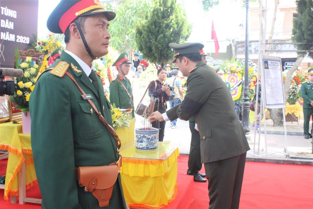 Đồng chí Trung tá Trần Anh Tuấn, Phó Trưởng phòng Tham mưu Công an tỉnh thành kính dâng hương