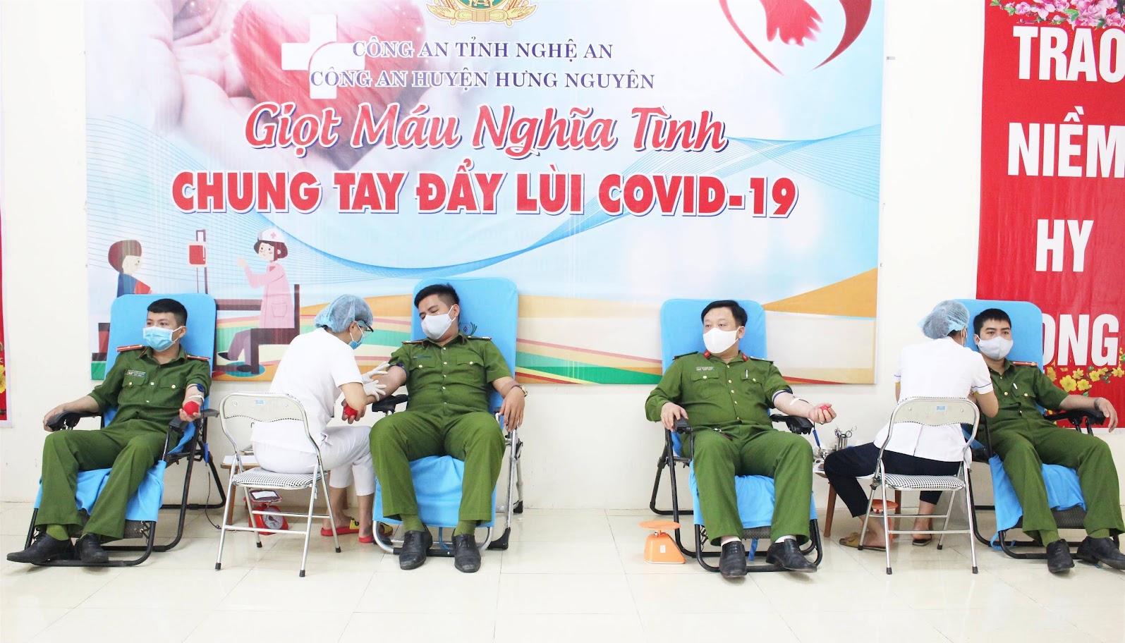 Công an huyện Hưng Nguyên tích cực tham gia Ngày hội hiến máu tình nguyện với chủ đề  “Giọt máu nghĩa tình - Chung tay đẩy lùi COVID” 