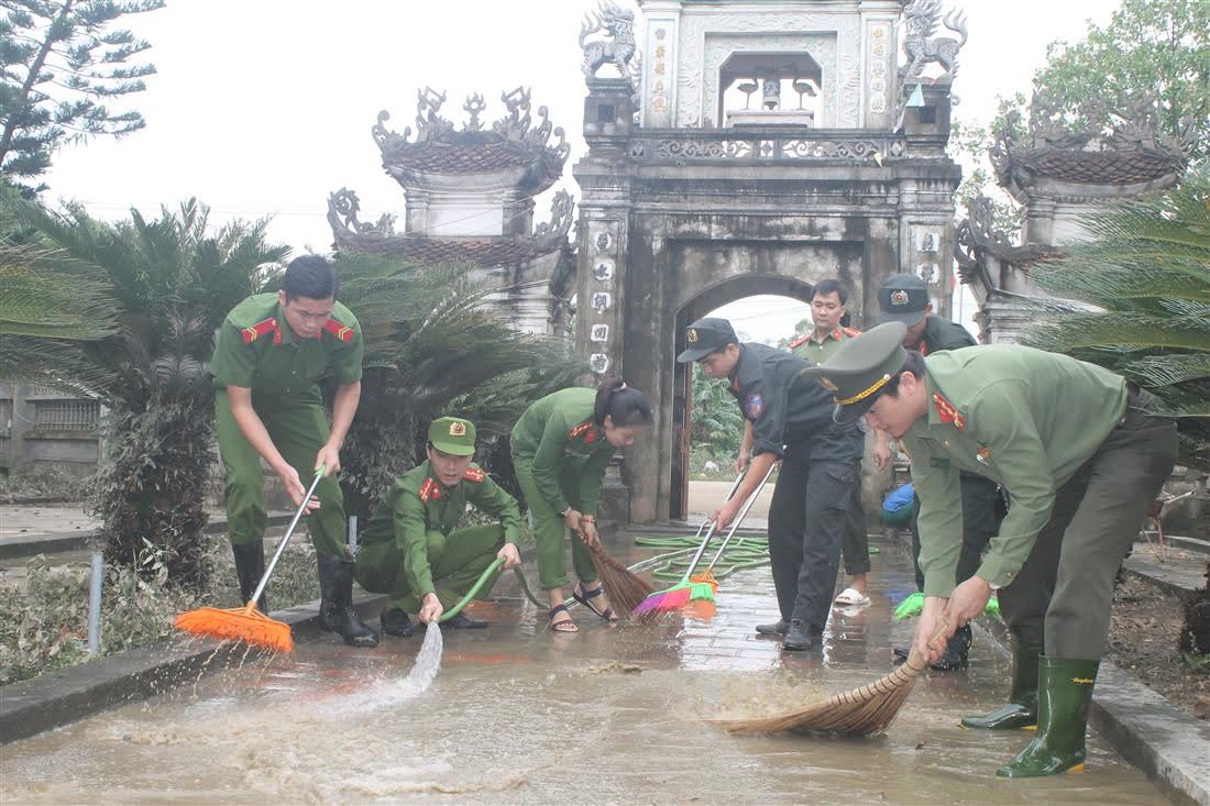 Tương tự tại Khu di tích đền thờ cấp quốc gia Đinh Bạt Tụy cũng được các đoàn viên tích cực dọn dẹp, sạch sẽ