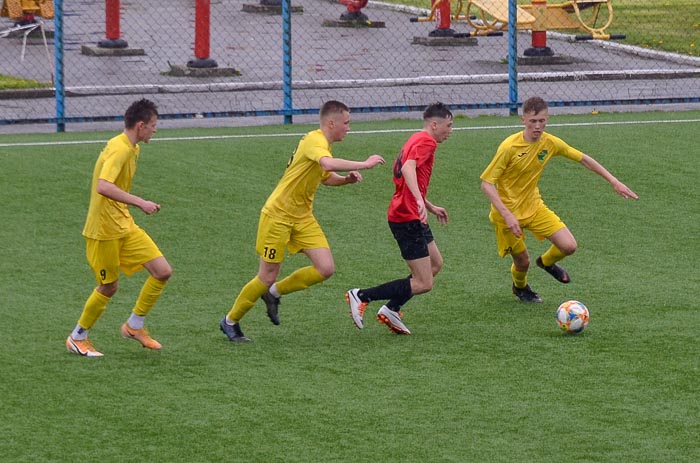 Group of people playing mini football Группа людей играющих в мини-футбол